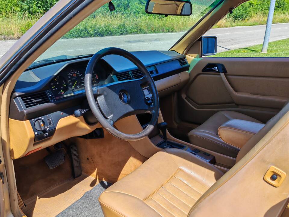 Image 19/42 of Mercedes-Benz 300 CE (1988)