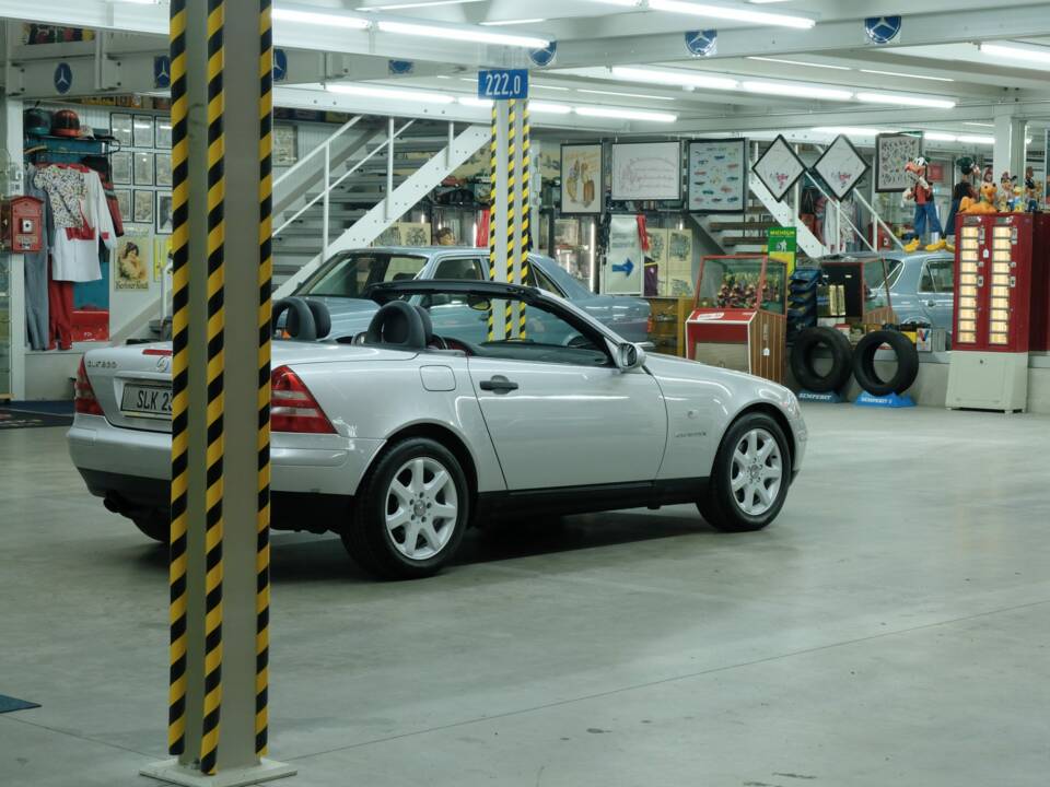 Immagine 39/50 di Mercedes-Benz SLK 230 Kompressor (1996)