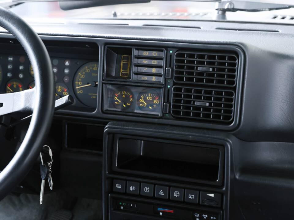 Image 44/50 of Lancia Delta HF Integrale (1988)