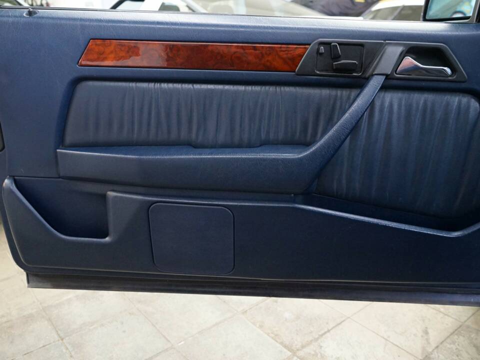 Image 25/33 of Mercedes-Benz 300 CE-24 (1993)