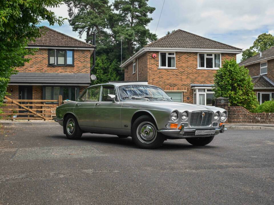 Image 11/50 of Jaguar XJ 6 4.2 (1971)