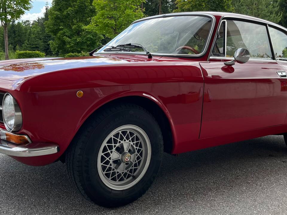 Image 2/13 de Alfa Romeo Giulia 1600 GT Junior (1973)