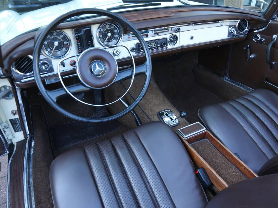 Image 36/50 of Mercedes-Benz 250 SL (1967)