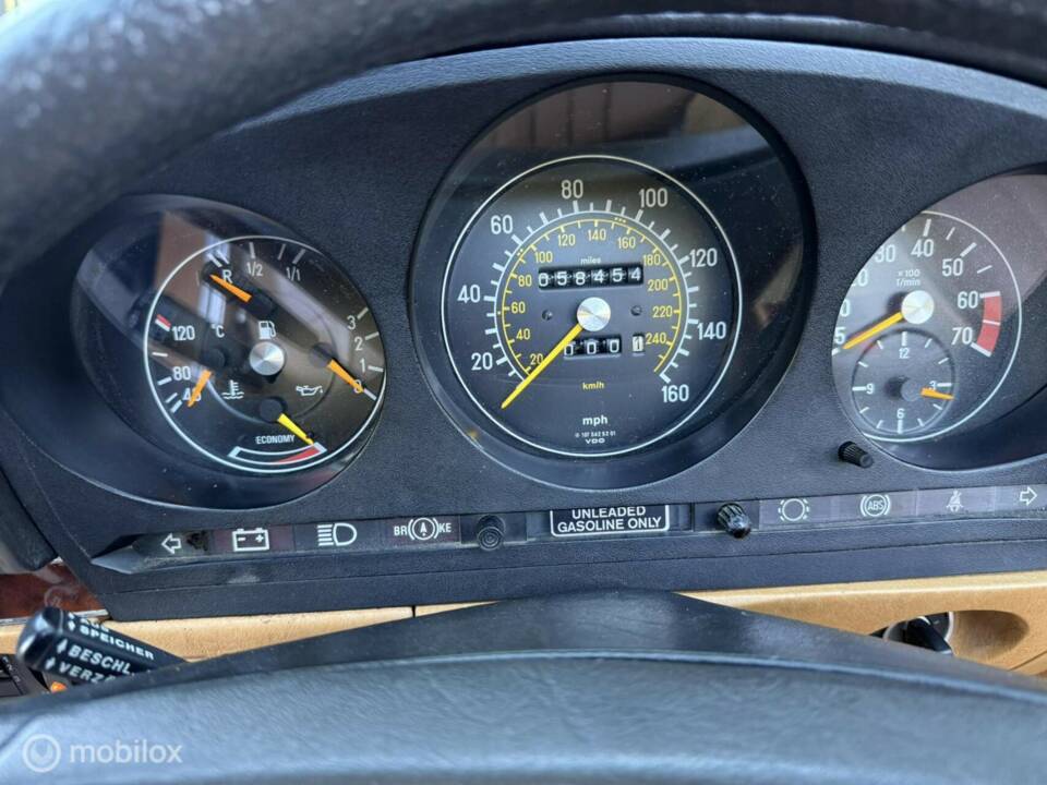 Image 19/22 de Mercedes-Benz 560 SL (1984)