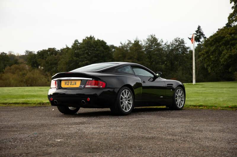 Afbeelding 50/50 van Aston Martin V12 Vanquish S (2005)