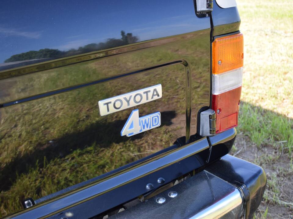 Image 12/17 of Toyota Land Cruiser FJ 62 (1987)