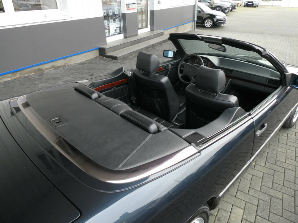 Bild 16/24 von Mercedes-Benz E 320 (1994)