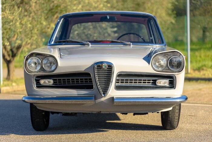 Image 5/7 of Alfa Romeo 2000 Sprint (1961)