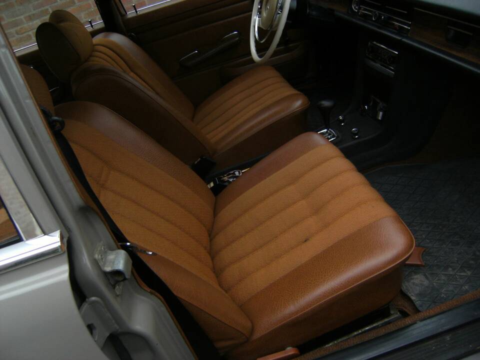 Image 7/8 of Mercedes-Benz 230 (1972)