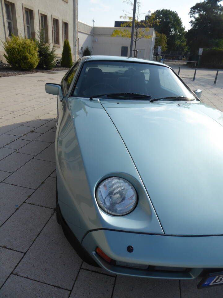 Image 18/70 of Porsche 928 S (1985)