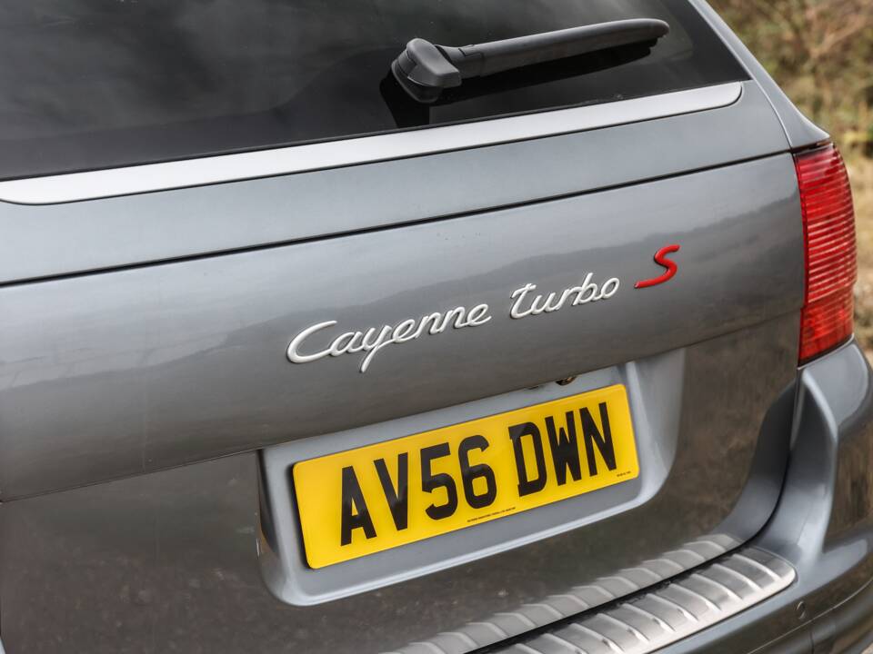 Bild 13/40 von Porsche Cayenne Turbo S (2006)