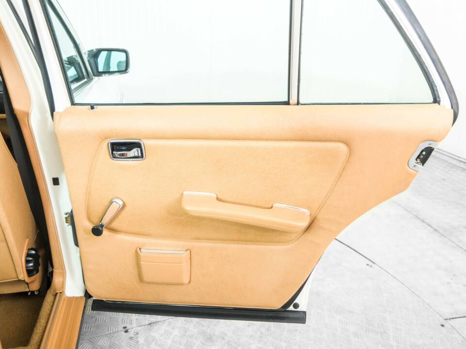 Image 35/50 of Mercedes-Benz 300 D (1980)