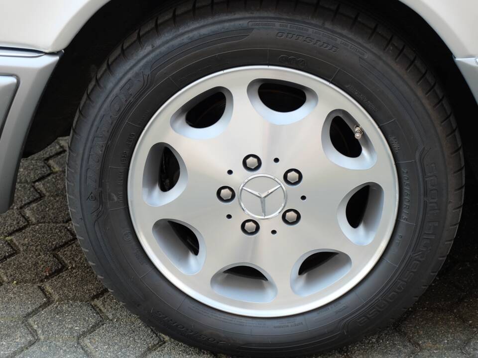 Image 55/74 of Mercedes-Benz E 320 (1997)