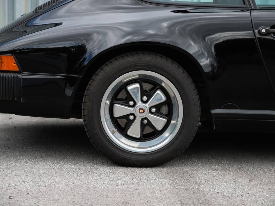 Image 17/108 de Porsche 911 Carrera 3.2 (1989)