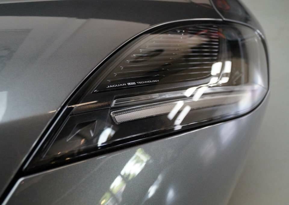 Image 17/50 of Jaguar F-Type (2019)