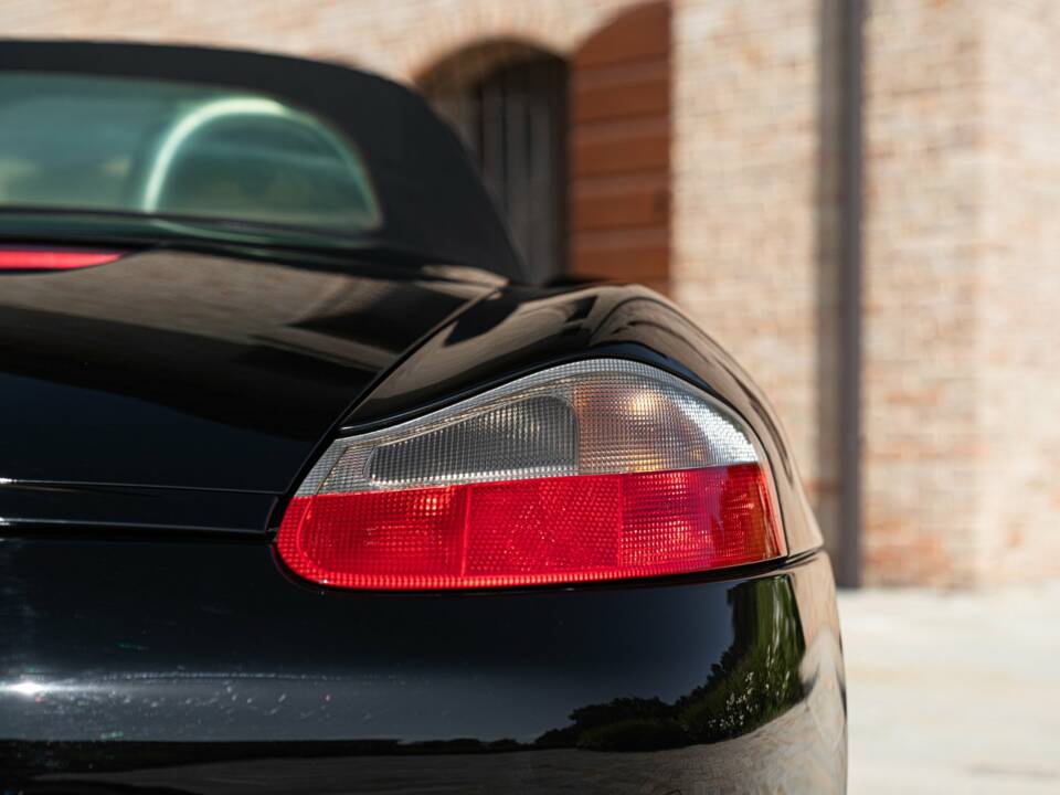 Image 17/50 of Porsche Boxster (2000)