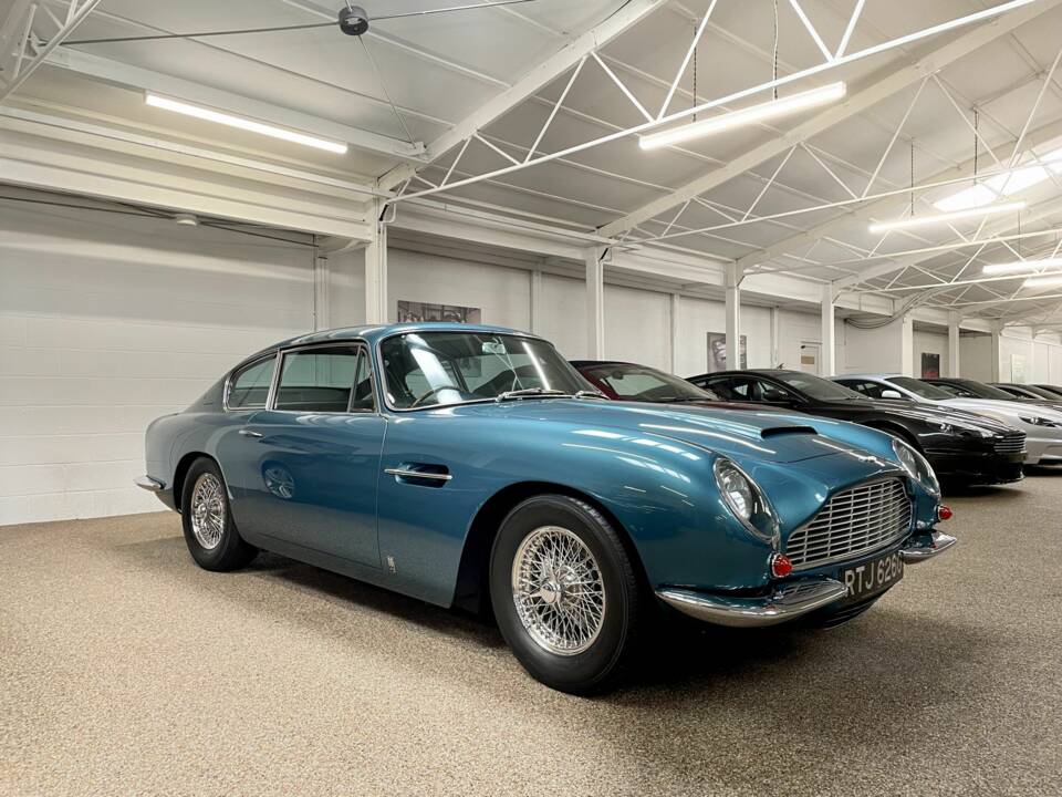 Image 3/5 of Aston Martin DB 6 Mk II (1970)