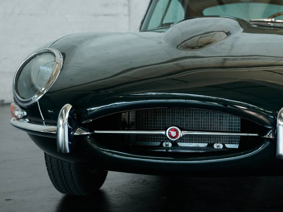 Image 4/50 de Jaguar E-Type (1970)