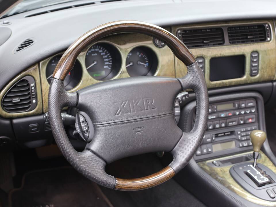 Immagine 16/45 di Jaguar XKR (2001)