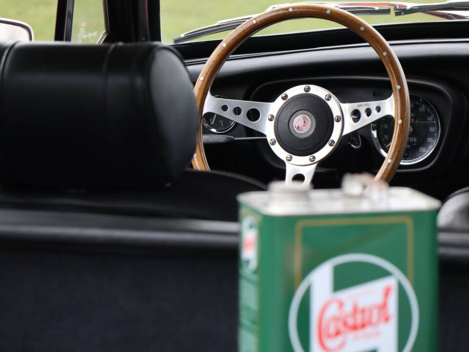 Image 12/50 of MG MGB GT (1974)