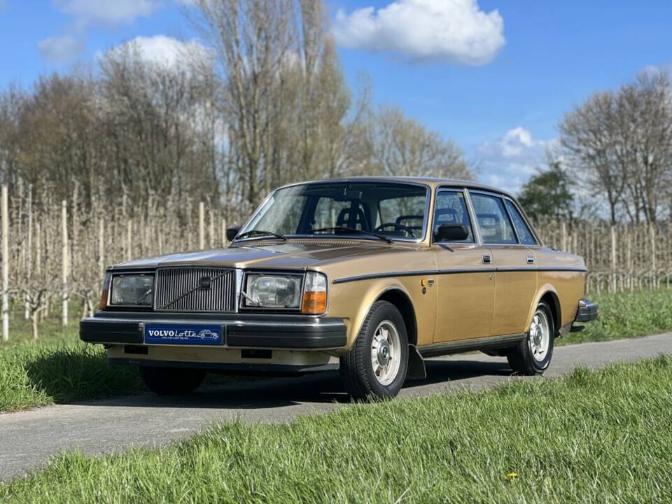 Image 2/37 of Volvo 264 (1979)
