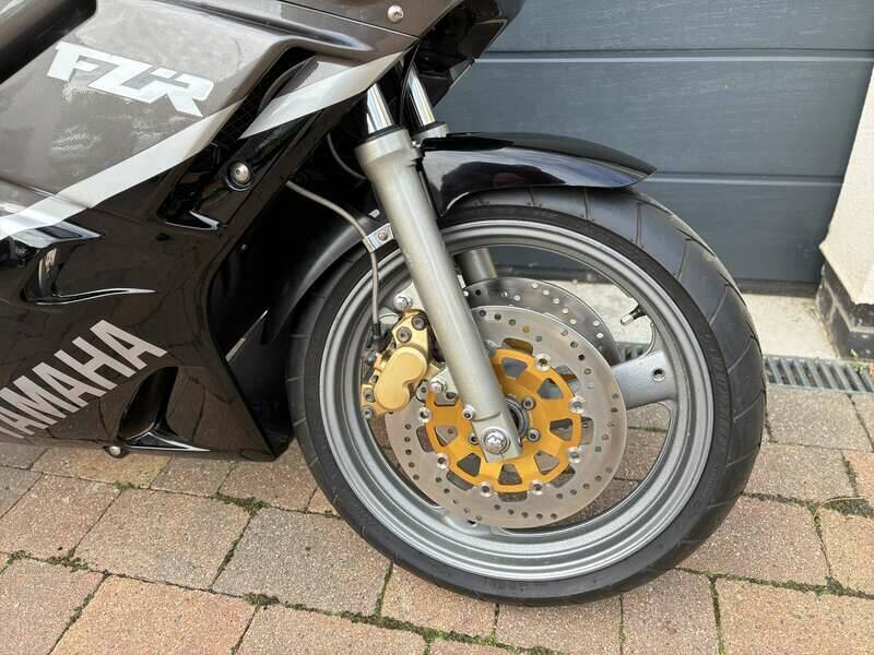 Image 16/18 of Yamaha FZR 400 (1998)
