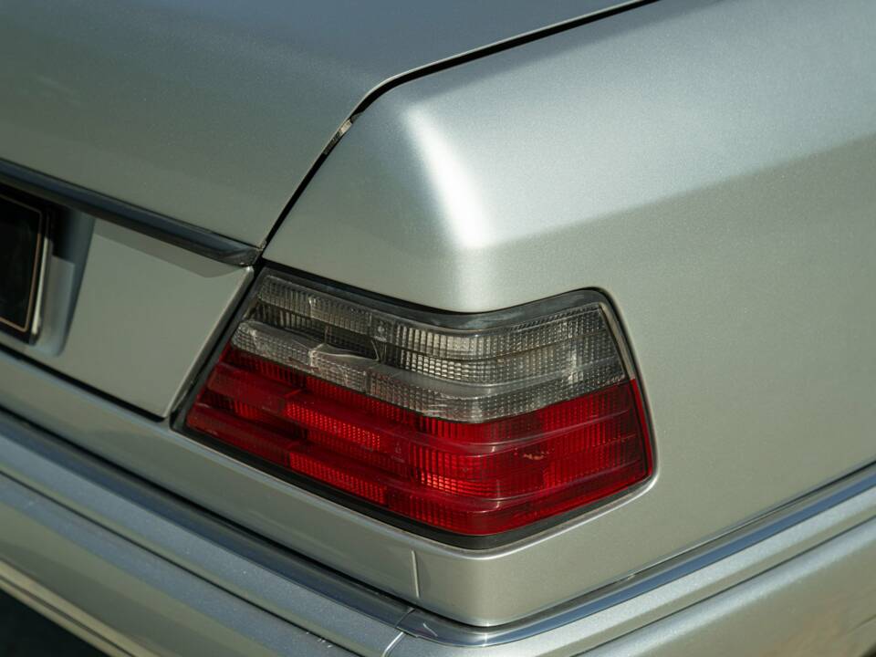 Image 16/50 of Mercedes-Benz E 200 (1995)