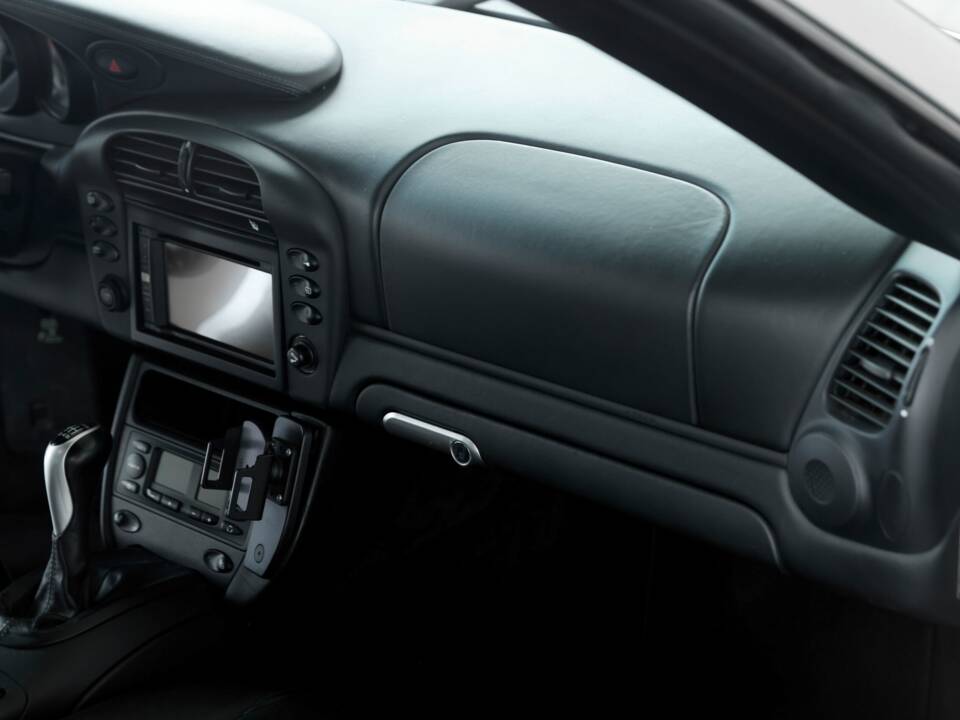 Image 27/50 of Porsche 911 Carrera 4S (2004)