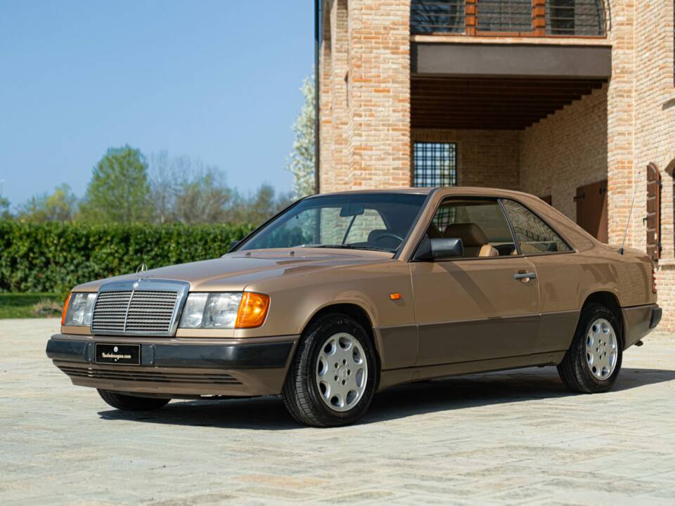 Image 1/46 de Mercedes-Benz 300 CE (1988)