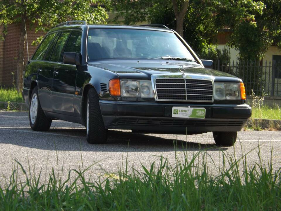 Image 12/50 of Mercedes-Benz 250 TD Turbo (1992)