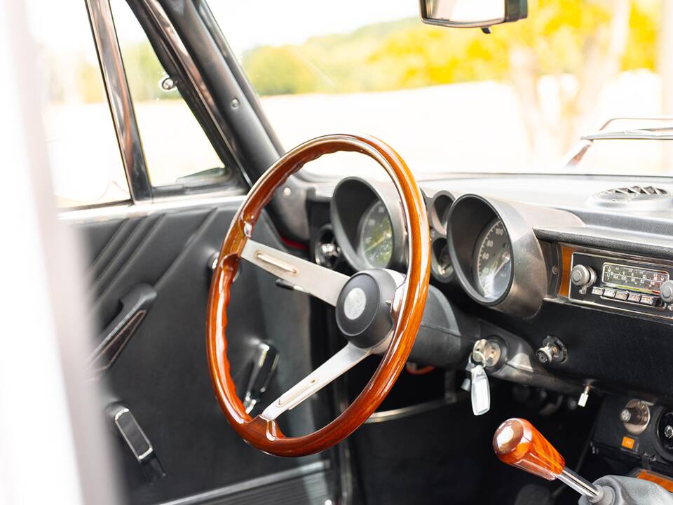 Image 36/53 of Alfa Romeo 2000 GT Veloce (1975)
