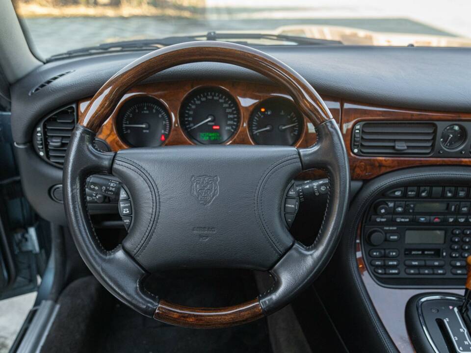Bild 42/50 von Jaguar XJ 8 Executive (1997)