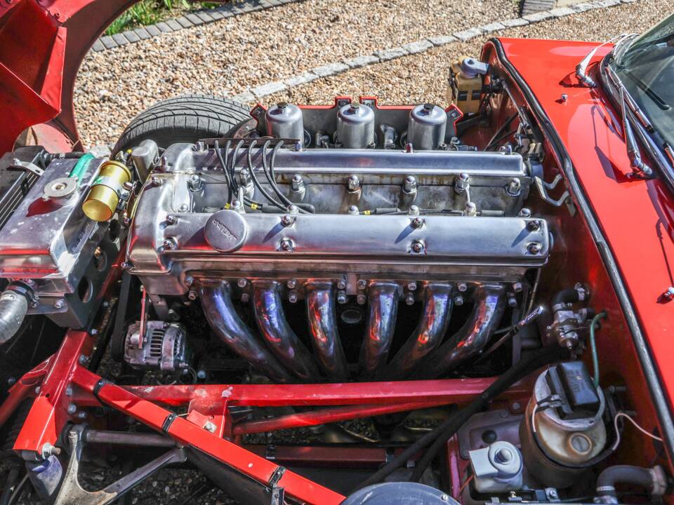 Image 27/41 de Jaguar E-Type (1968)