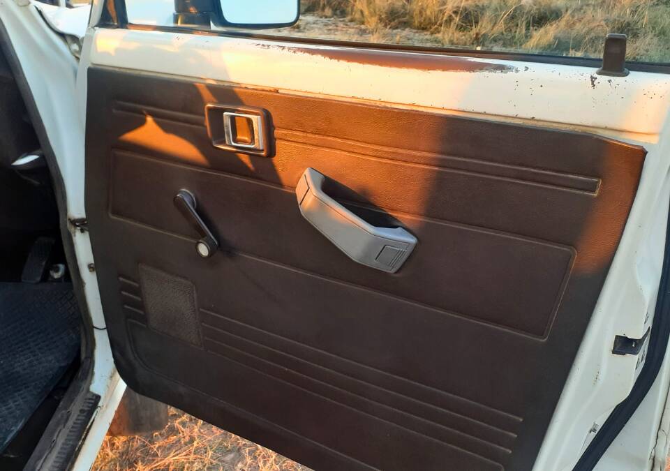 Image 22/61 of Toyota Land Cruiser FJ 62 (1989)