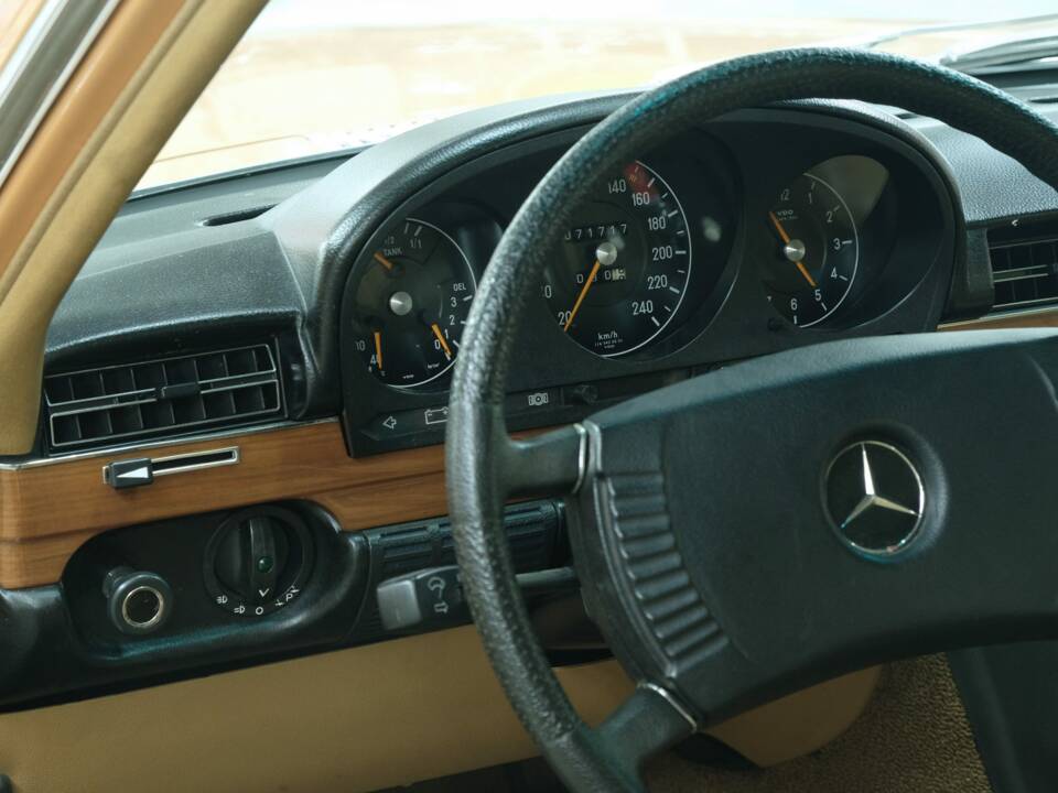 Image 28/50 de Mercedes-Benz 350 SE (1973)