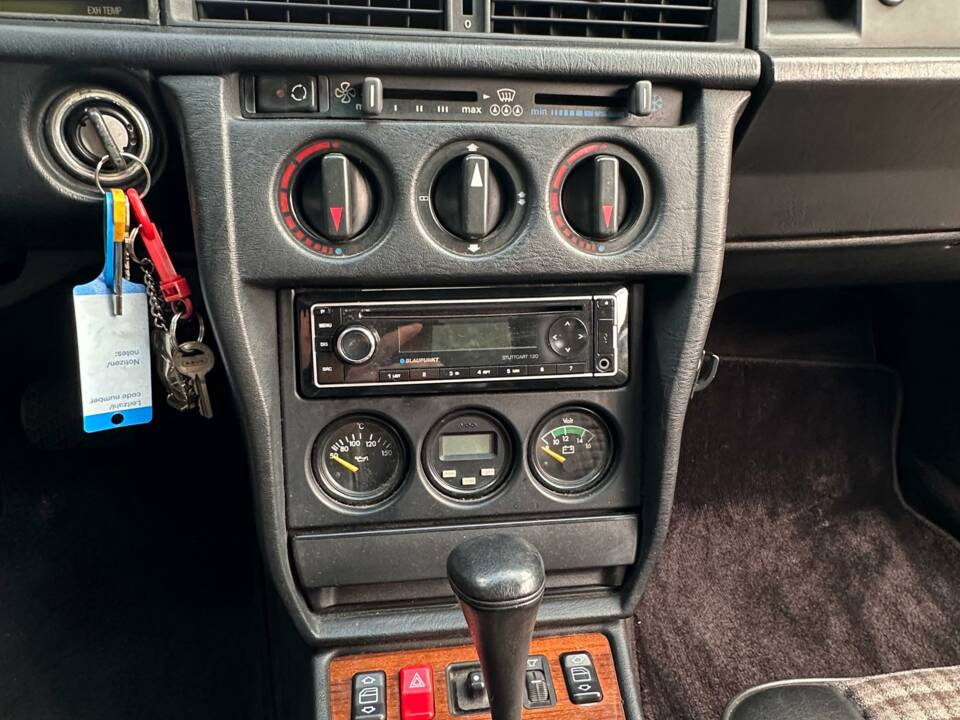 Image 11/12 of Mercedes-Benz 190 E 2.5-16 (1988)