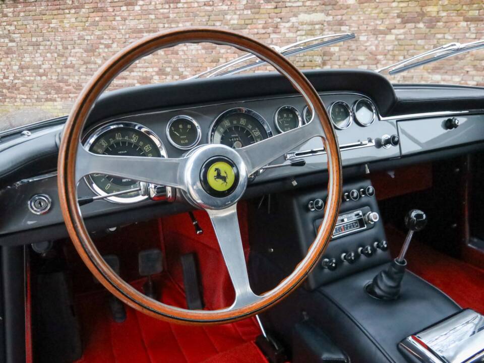 Image 41/50 of Ferrari 250 GT/E (1962)