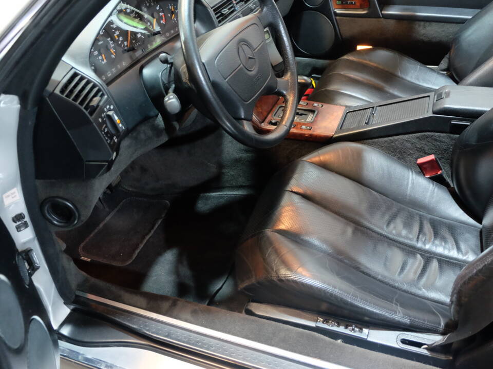 Afbeelding 18/38 van Mercedes-Benz 300 SL (1990)