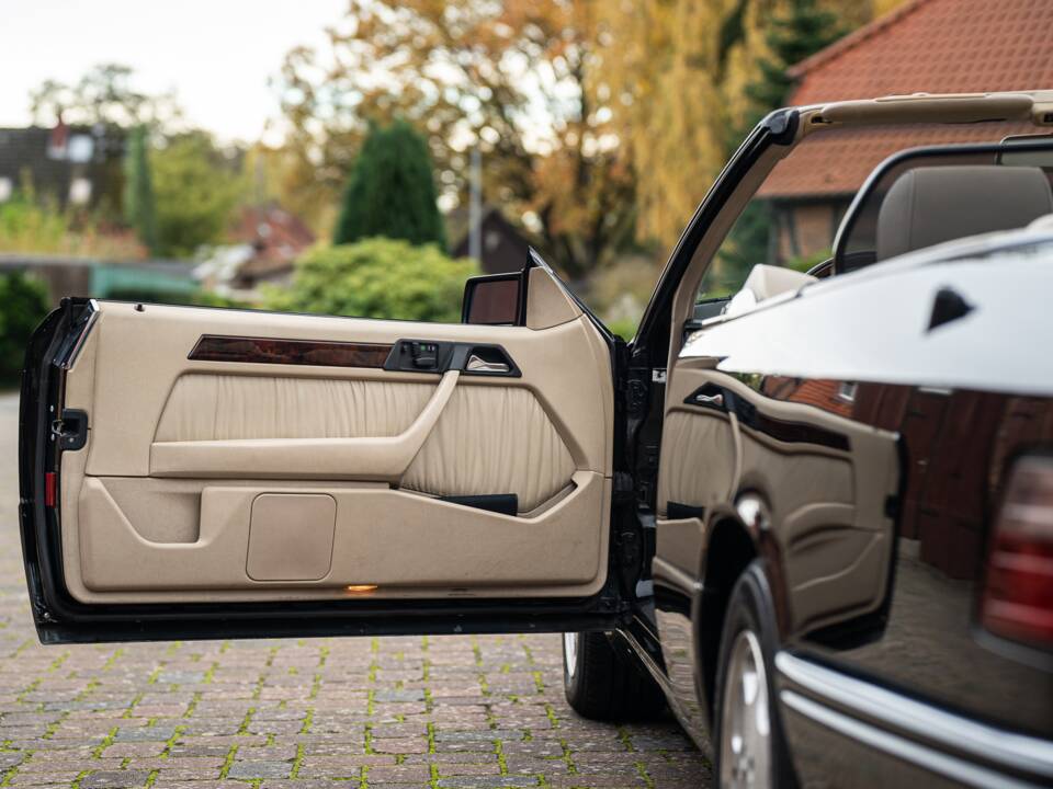 Image 27/83 de Mercedes-Benz E 220 (1996)