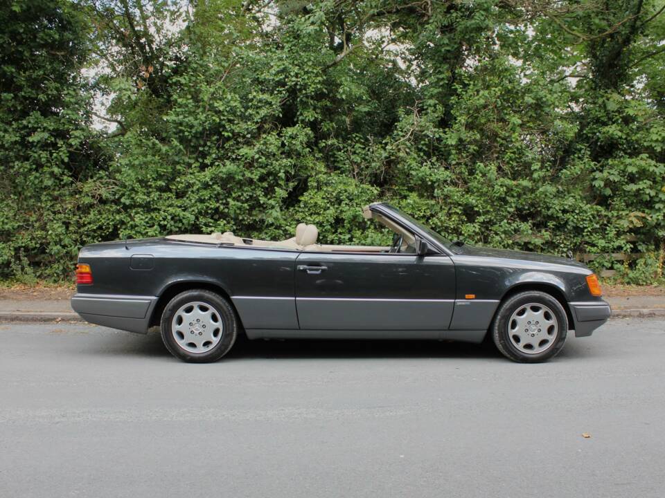Bild 7/22 von Mercedes-Benz E 320 (1994)
