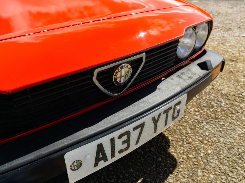 Image 8/25 of Alfa Romeo GTV 6 2.5 (1984)