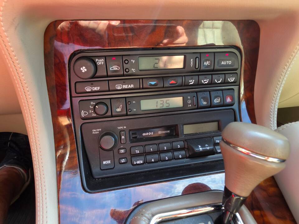 Image 14/26 of Jaguar XJ 6 4.0 Sovereign (1996)