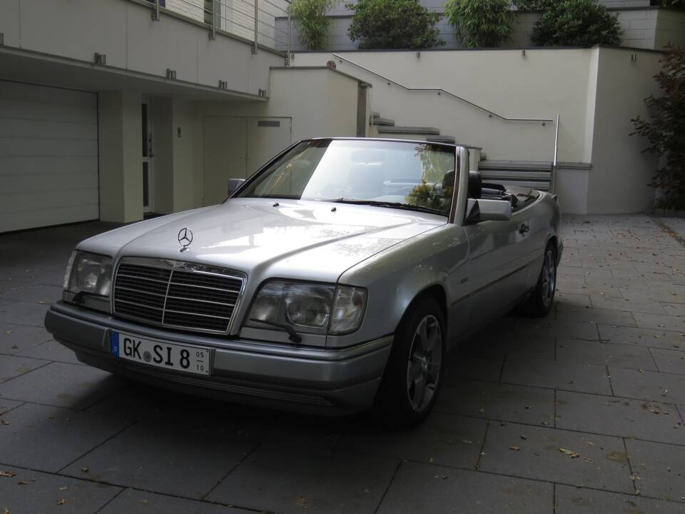 Image 31/39 of Mercedes-Benz E 200 (1996)