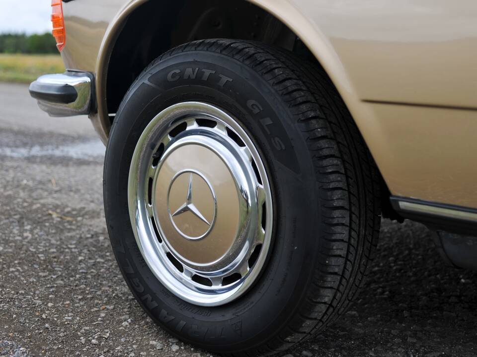 Image 11/33 of Mercedes-Benz 230 CE (1985)