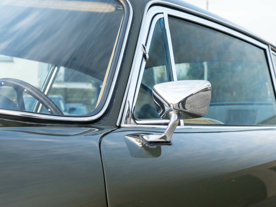 Immagine 16/36 di Aston Martin DB 6 Mk II (1970)