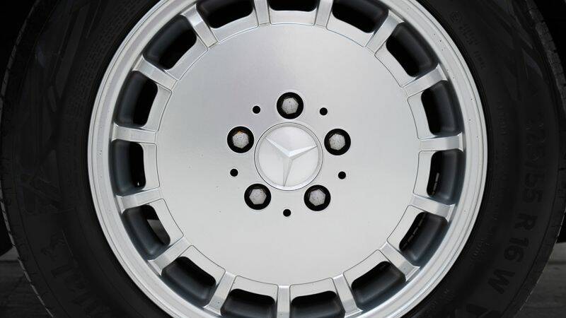 Image 11/15 of Mercedes-Benz 500 SL (1989)