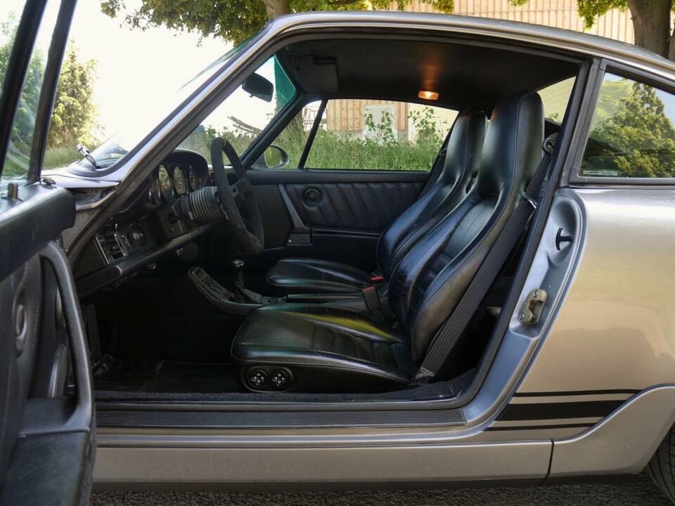 Immagine 19/31 di Porsche 911 Carrera 4 (1989)