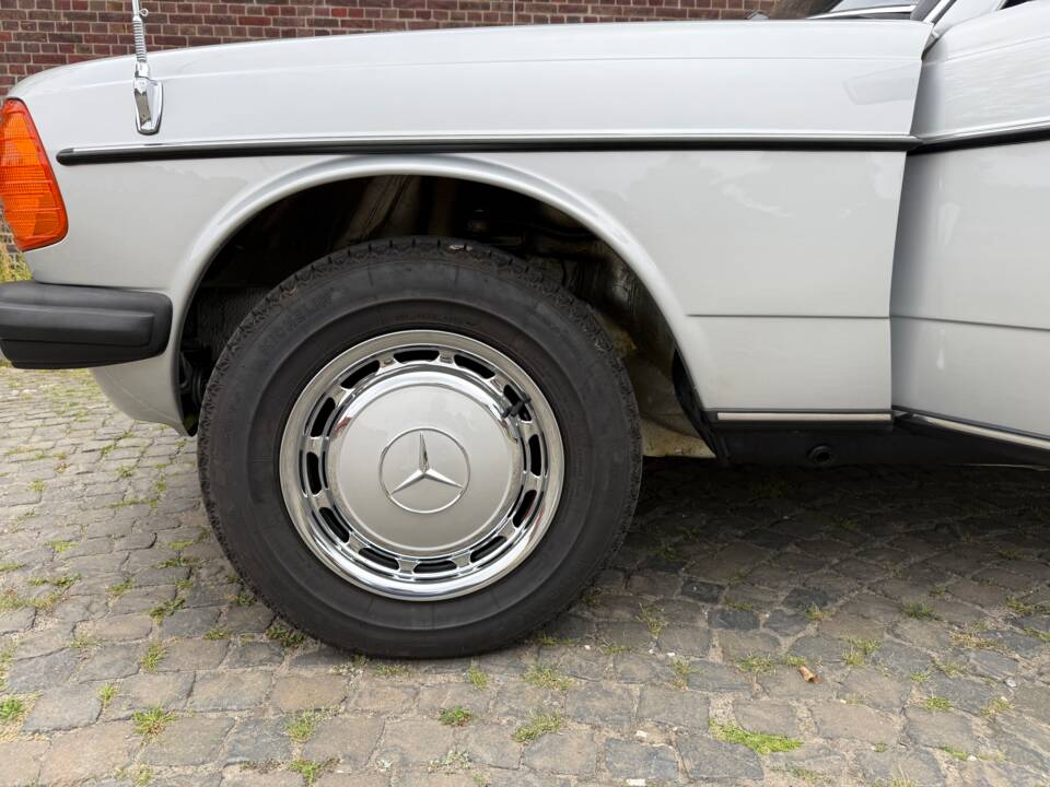 Bild 31/34 von Mercedes-Benz 250 lang (1983)