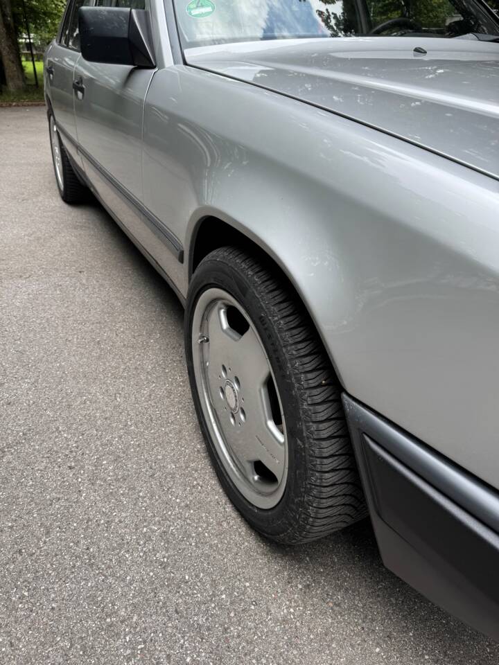 Image 30/32 of Mercedes-Benz 230 E (1987)