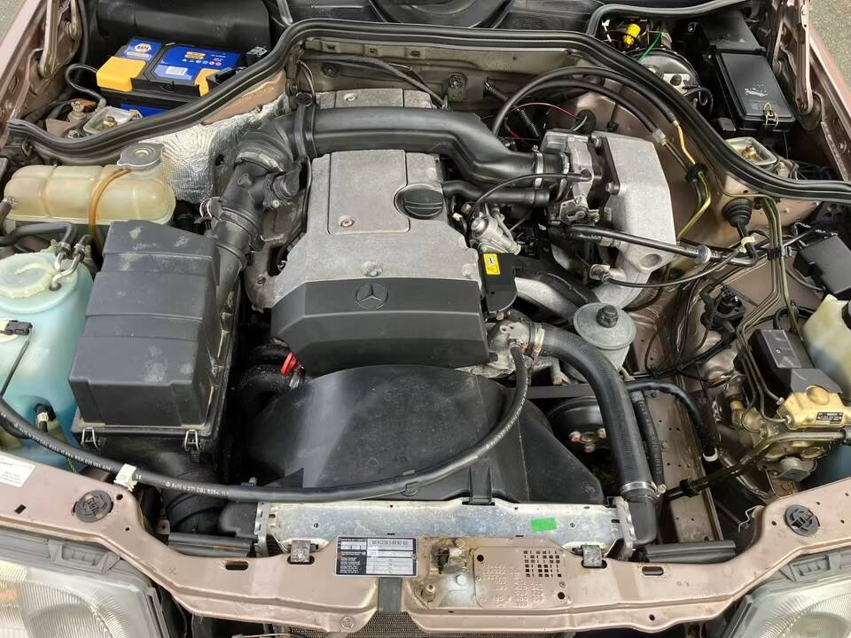 Immagine 13/13 di Mercedes-Benz E 220 (1994)